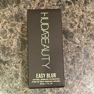 HUDA BEAUTY Easy Blur Foundation - Apple Pie